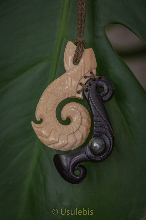 Pendentif en ivoire de Mammouth et ébène serti d'une perle noire de Tahiti