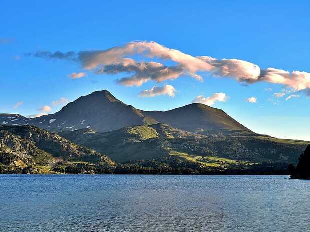 Peut être une image de lac, montagne, nature et ciel