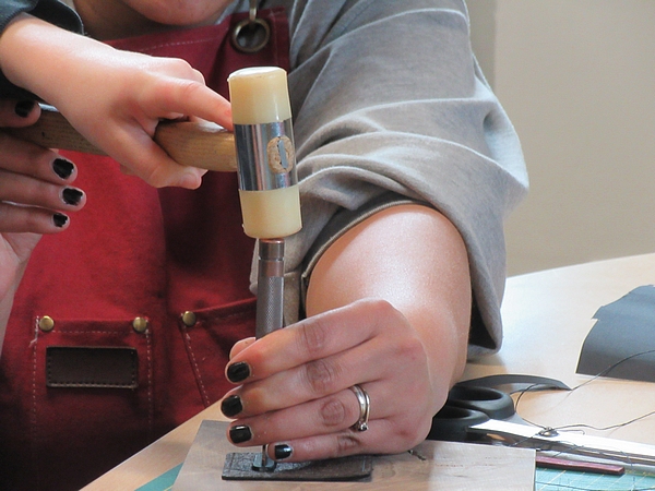 Paola Borde a fait fabriquer des porte-clefs en cuir vévétal à plusieurs enfants...et à leurs parents