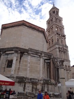 La cathédrale St-Domnius, son clocher et quelques unes de ses 24 colonnes