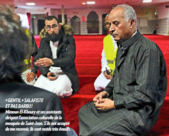 Gentil salutiste et pas barbu ! Simoun El-Khouri et ses assistants dirigent l'association culturelle de la mosquée de Saint-Jean.