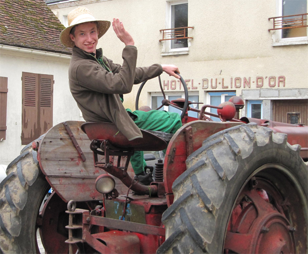 Défilé de tracteurs anciens dans le bourg 