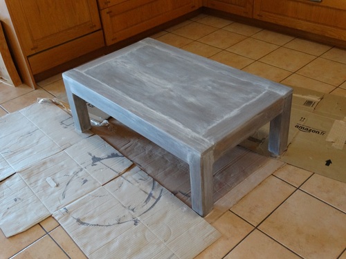 Table de salon - restauration d'un meuble avec un effet vieilli/blanchi