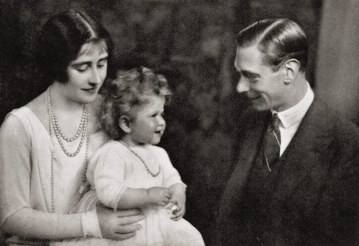 La reine Elizabeth accompagnée de ses parents