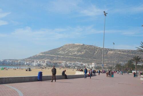 Depuis le front de mer, la colline d'Agadir