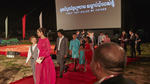 Angelina Jolie présente First They Killed My Father, son film sur les Khmers rouges 