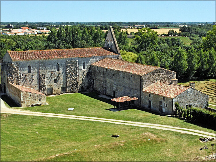 Photos de l'Abbaye de Maillezais vue d'en haut