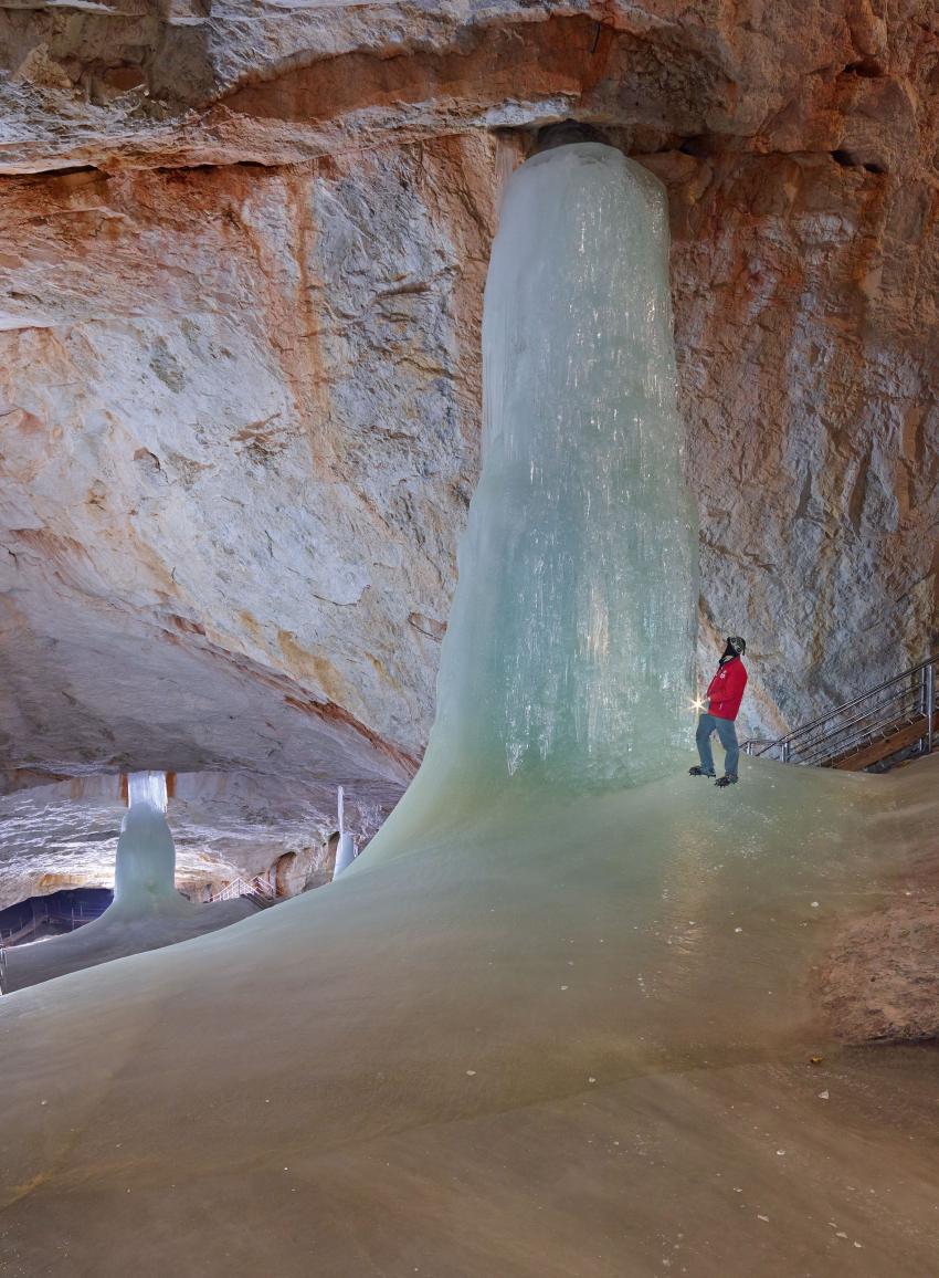 Besoin d'aventure ? Partez en Autriche découvrir la plus grande grotte de glace du monde