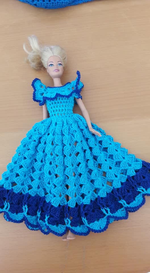 Robe barbie bleue et ses accessoires - Le crochet
