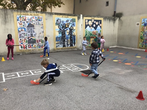 Première séance de floor ball