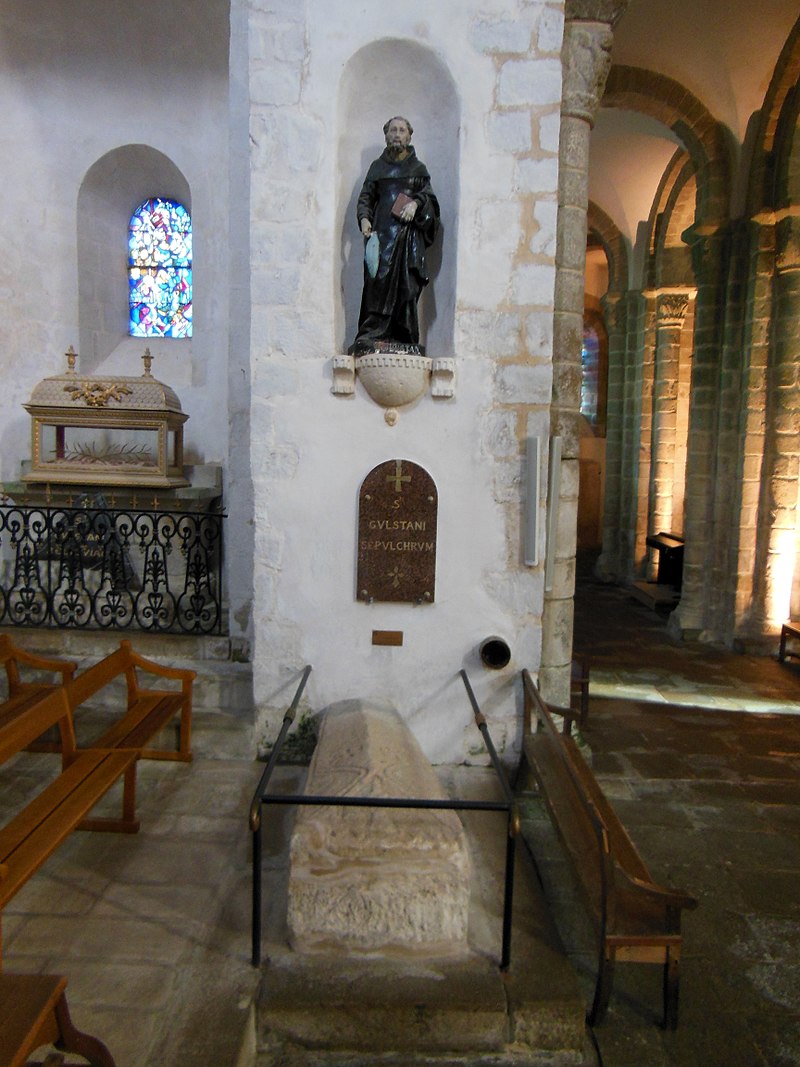 Statue et sarcophage de saint Goustan, abbaye Saint-Gildas de Rhuys.