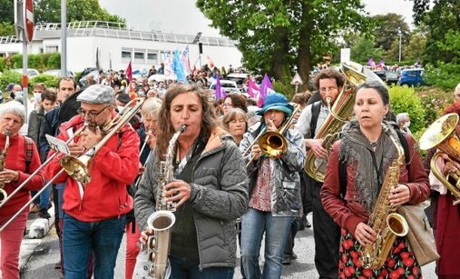 Malgré les multiples averses, les manifestants ont fait preuve de bonne humeur et de motivation. Une fanfare, des échassiers et même l’Ankou, les ont accompagnés dans leur parcours autour de...