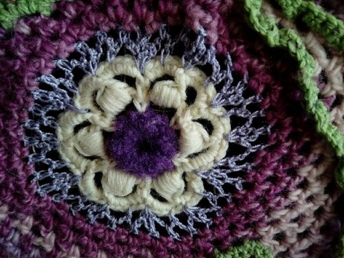 suite Robe Laine rose fuschia et Châle Free Form Crochet : Détails des Fleurs 