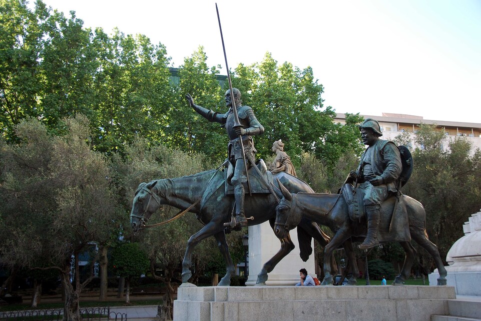 J 8 - Madrid - Place d'Espagne - La statue de Don Quijote et Sancho Panza