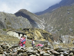 Jeunes enfants sherpas sur le chemin vers Kyangjuma