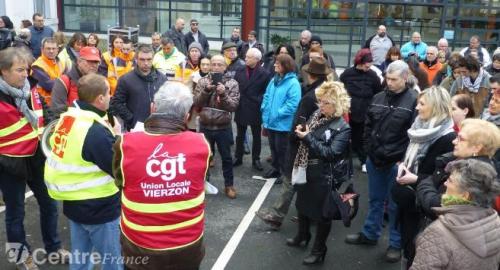 Les salariés des serres municipales ont distribué des tracts devant la salle Sologne