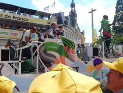 Tour de France 2016: Dans l'ambiance au passage de la caravane publicitaire à Limoges ! 