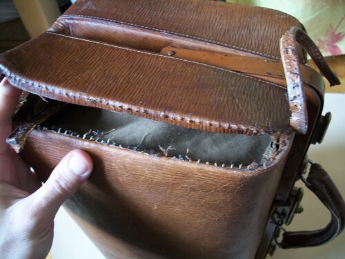 Tentative de réparation d'un vieux sac en cuir......