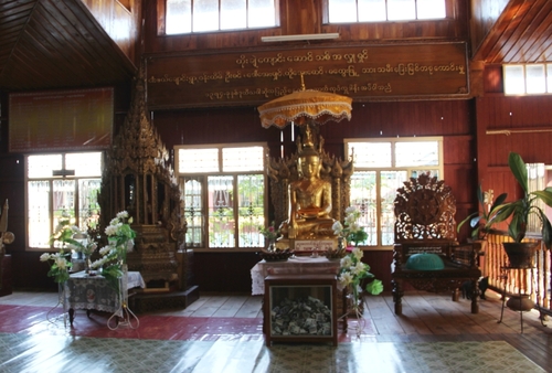 Le monastère Nga Hpe Kyaung sur les bords du lac Inle