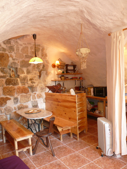 Intérieur du studio. Cuisine, salle à manger ; entrée de la salle de bain.