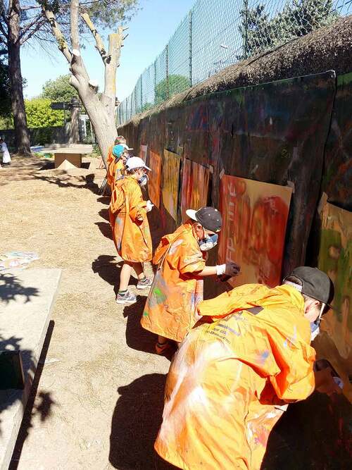 stage graff a l'ALSH de Le Pouget (34) Réalisation e août 2015 par 8 jeunes de plus de 9 ans de la fresque pour decorer des murs de la structure.