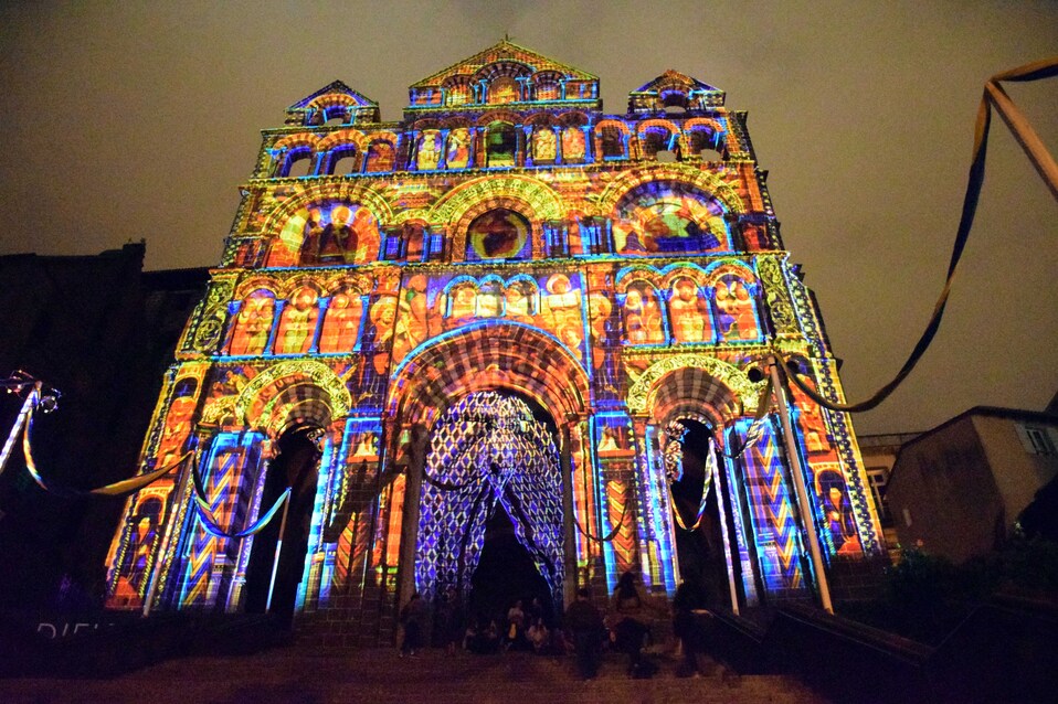 J13 - Le Puy - Façade de la cathédrale Notre Dame de l'Annonciation sous les jeux de lumières