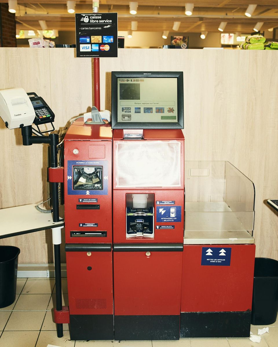 Une caisse automatique dans un Carrefour parisien, jeudi.