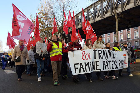 Plusieurs centaines de manifestants ont défilé samedi à Paris contre le chômage et la précarité, à l’appel de la CGT et de trois associations de chômeurs