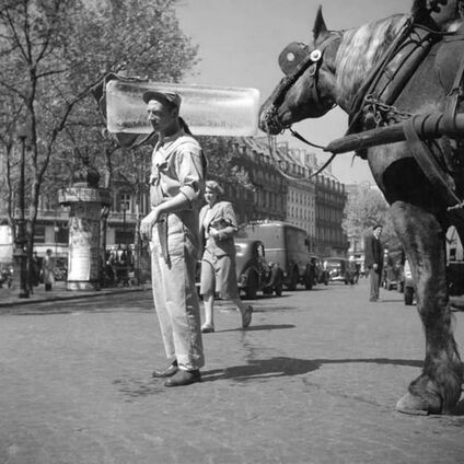 Peut être une image en noir et blanc de une personne ou plus, personnes debout, cheval, plein air et monument