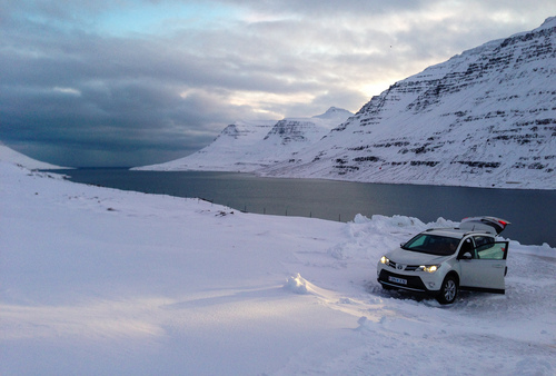 Fjord à coté d'une ville avec beaucoup de consonnes