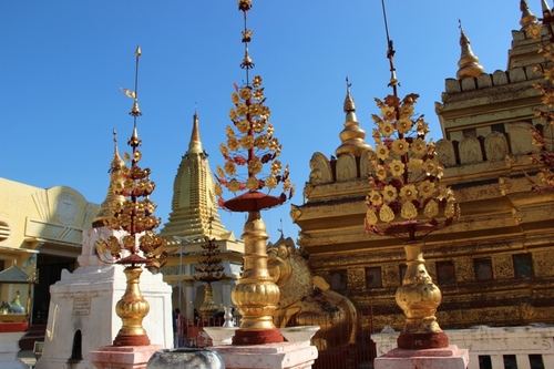 Près de Bagan, la pagode Shwezigon