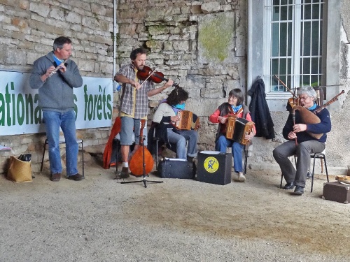 "Engoulevent" un groupe folk a clôturé en beauté les deux journées du Patrimoine proposées par Châtillon-Scènes...