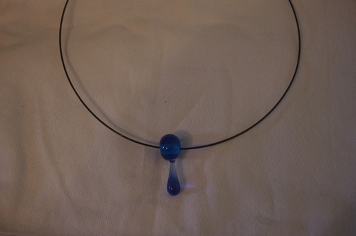 collier rigide perle goutte bleu 19 euros 
