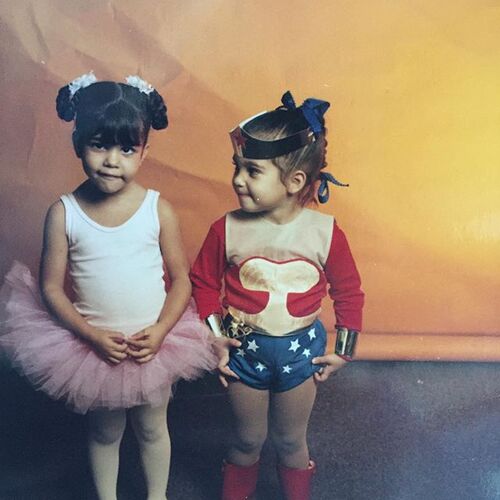 Kim et Kourt­ney Karda­shian adorables petites filles dans leurs costumes d’hal­lo­ween