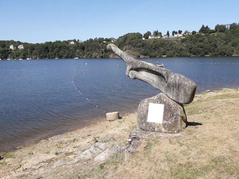 LE LAC D'EGUZON OU LAC DE CHAMBON  ET SES ALENTOURS . INDRE .