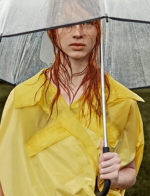 mode fashion umbrella rainy city street