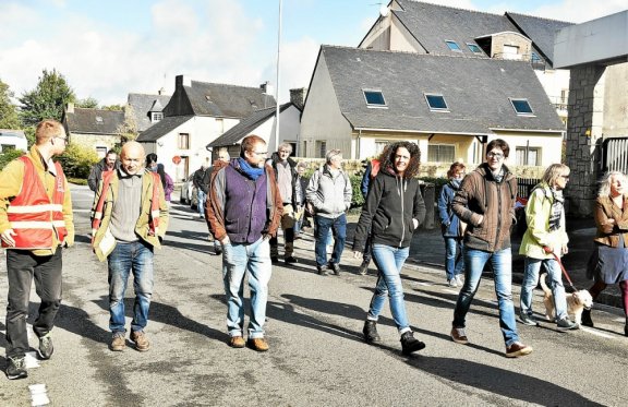 En queue de cortège, ce mardi, dans les rues de Carhaix.