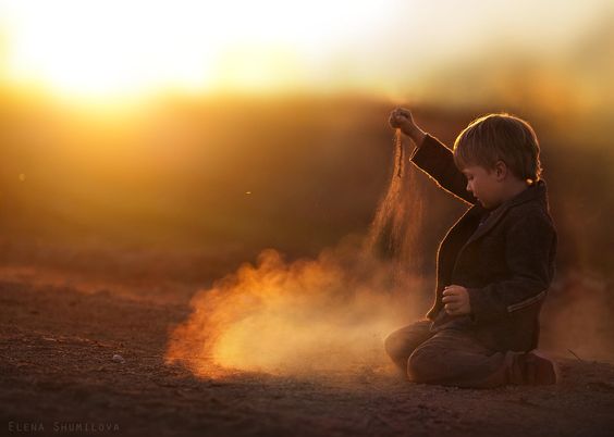 La photographe russe Elena Shumilova est douée avec son objectif. Elle sait sublimer la vie à la ferme de ses enfants à travers des photos magiques.