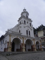 Eglise au sommet de la colline de Turi