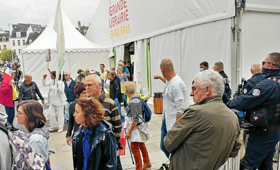Les manifestants anti-passe sont entrés dans l'espace Grande librairie du salon Livr'à Vannes. Les manifestants anti-passe sont entrés dans l'espace Grande librairie du salon Livr'à Vannes.