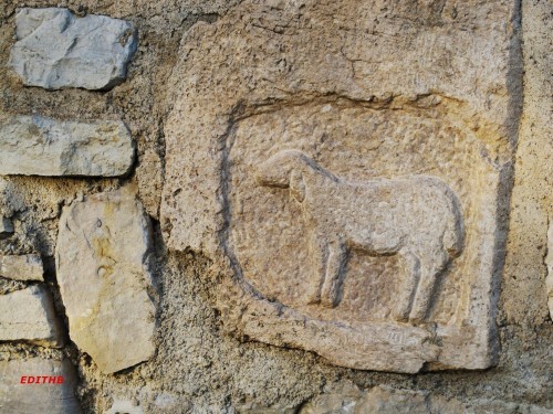 EN SOUVENIR UNE PIERRE SCULPTEE PAR UN BENEVOLE BERGERIE LA BLAQUIERE (5)
