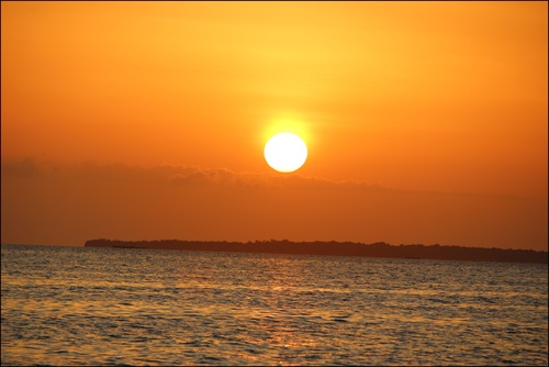Coucher de soleil, en bateau Swahili , sur l'île de Zanzibar. 2023.
