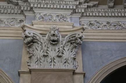 Pilastres corinthiens embrassent les deux niveaux d'élévation pour supporter une corniche saillante. L'autel majeur en bois polychrome et doré date du XVIIIe siècle, il est dédié à la Visitation de Marie à sa cousine Elisabeth.