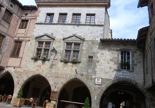 Castenau de Montmiral  81, Bastide bien entretenue