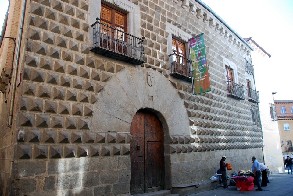 J 12 - Segovia. La maison des clous rue Cervantès