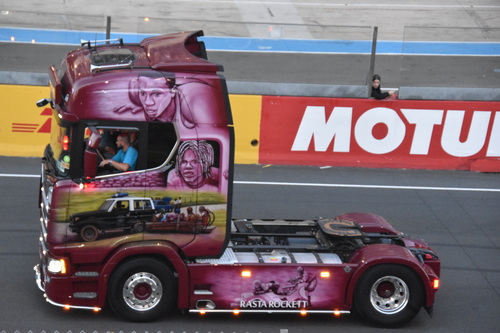 À l'extérieur de course: Truck show