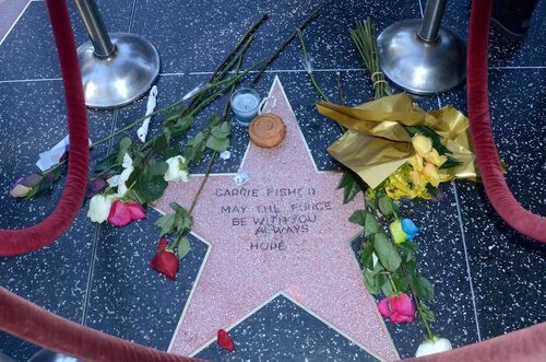 Des fans de Carrie Fisher lui fabriquent une étoile sur le Walk of Fame