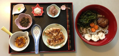 BUKKAKE-UDON (ぶっかけうどん) - Nouilles épaisses en bouillon doux froid avec diverses garnitures