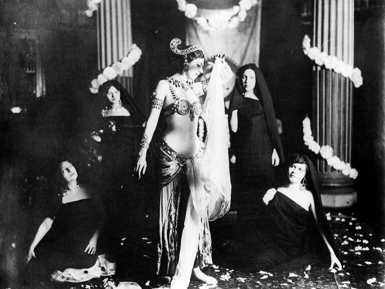 Anonyme, Mata Hari exécutant une danse brahmanique au musée Guimet, 1905