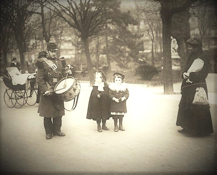 Le tambour. Jardin du Luxembourg, 1914 (Henri Roger-Viollet).